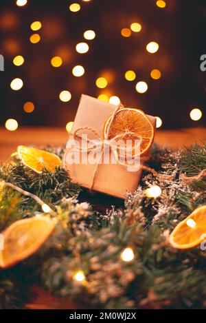 Boîte cadeau de Noël emballée dans du papier kraft à l'orange séché Banque D'Images