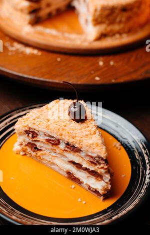 gâteau de cerise cuit sur une planche à gâteau en bois Banque D'Images