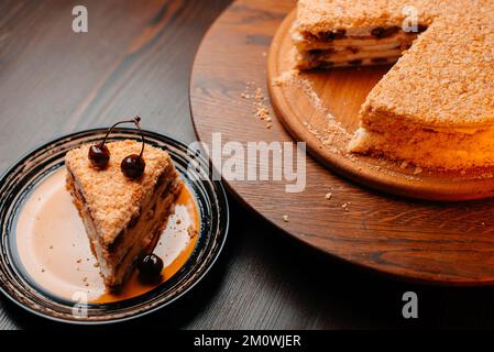 gâteau de cerise cuit sur une planche à gâteau en bois Banque D'Images