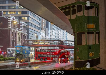 Une fresque présentant un tramway sous un survol de Connaught Road Central à Sheung WAN. Le gouvernement de Hong Kong s'est engagé à améliorer le paysage de rue de la ville par l'écologisation, la conception et la sélection de modèles de pavage et de meubles de rue qui sont à la mesure de l'environnement, et l'adoption de la conception esthétique de la structure routière. 18OCT22 SCMP/Yik Yeung-man Banque D'Images