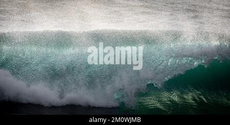 Vagues s'écrasant sur les côtes corniennes - tempête - tonneaux - Surf Banque D'Images