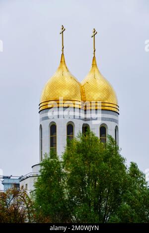 Russie, Kaliningrad, 26 octobre 2022, dômes dorés de la chapelle de la cathédrale Eglise orthodoxe russe Banque D'Images