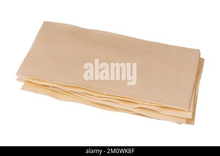 pile de feuilles de pâte crue pour lasagnes isolées sur blanc. Photo de haute qualité Banque D'Images