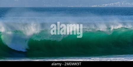 Vagues s'écrasant sur les côtes corniennes - tempête - tonneaux - Surf Banque D'Images