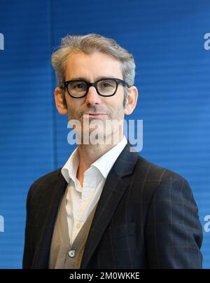 Munich, Allemagne. 08th décembre 2022. Björn Wilhelm, Directeur de programme Culture chez Bayerischer Rundfunk (BR). BR lance une restructuration à grande échelle de l'ensemble de son offre. (À dpa BR reconstitutions: La bibliothèque de médias et le réseau plus fort - coupures dans la télévision et la radio) crédit: Angelika Warmuth/dpa/Alamy Live News Banque D'Images