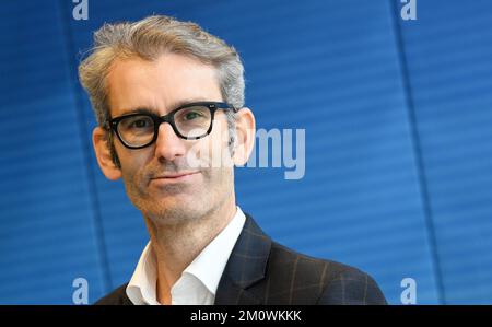 Munich, Allemagne. 08th décembre 2022. Björn Wilhelm, Directeur de programme Culture chez Bayerischer Rundfunk (BR). BR lance une restructuration à grande échelle de l'ensemble de son offre. (À dpa BR reconstitutions: La bibliothèque de médias et le réseau plus fort - coupures dans la télévision et la radio) crédit: Angelika Warmuth/dpa/Alamy Live News Banque D'Images