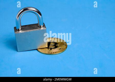 Bitcoin coin et lock blue background.concept restrictions sur les transactions financières et le commerce d'Internet Banque D'Images
