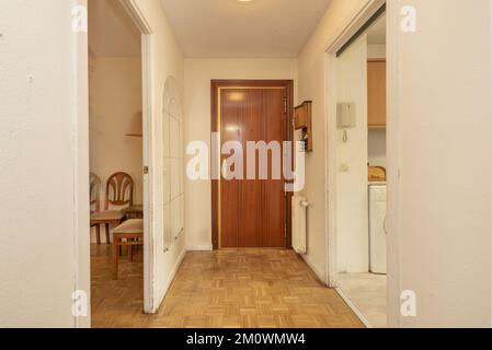 Hall d'entrée et distributeur de logements avec porte d'accès blindée et accès aux pièces, aux chaises et aux meubles de cuisine Banque D'Images