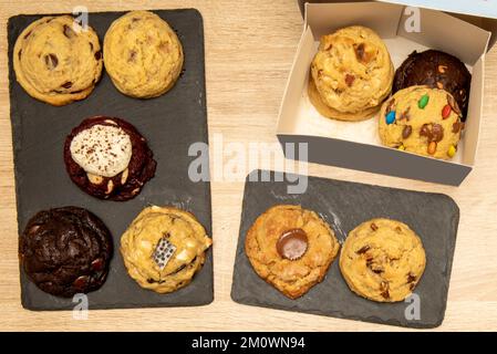 Un ensemble de desserts de biscuits assortis avec des chips de chocolat et des noix Banque D'Images