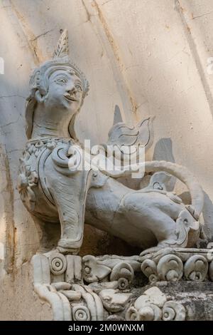 Vue rapprochée de l'ancien stuc blanc mythologique narasimha, demi-homme et demi-lion au temple bouddhiste historique de Wat Mahawan, Chiang Mai, Thaïlande Banque D'Images