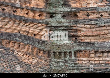 Vue détaillée de l'ancien mur de la ville en briques au coin de Sri Phum, Chiang Mai, Thaïlande Banque D'Images