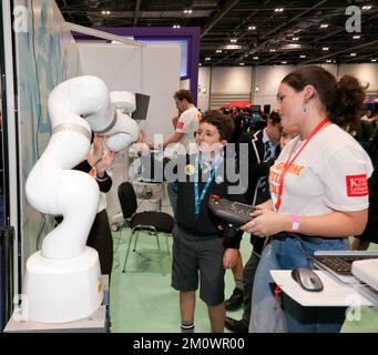 Étudiants en interaction avec le personnel, sur le King's College London School of Biomedical Engineering & Imaging Sciences Stand, pendant la journée dédiée de l'école au New Scientist Live 2022 Banque D'Images