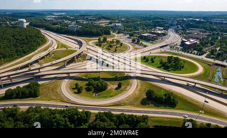 Une vue à vol d'oiseau des voitures passant par l'intersection de la route en forme de trèfle. Banque D'Images