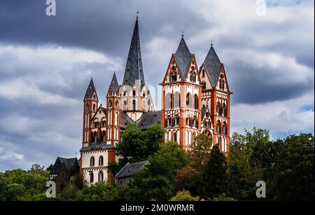 Une vue panoramique de la cathédrale de Limbourg (Limburger Dom) à Limbourg an der Lahn, Allemagne sous ciel nuageux Banque D'Images