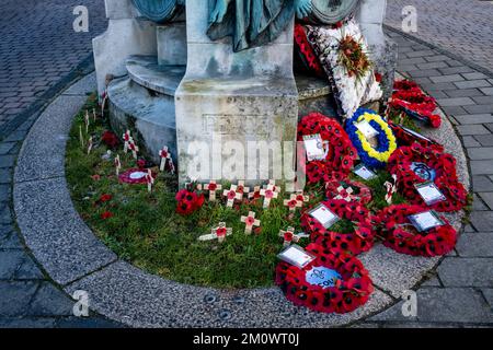 Des serres de coquelicot ont enterre le War Memorial, High Street, Lewes, East Sussex, Royaume-Uni. Banque D'Images