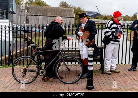 Les membres de la Cliffe Bonfire Society vendent des programmes avant les célébrations de Big Guy Fawkes à Lewes, dans l'est du Sussex, au Royaume-Uni. Banque D'Images