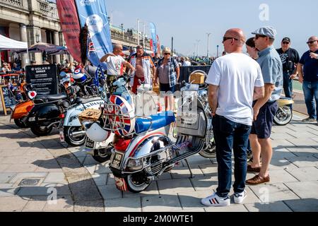 Un rallye Scooter sur le front de mer de Brighton, Brighton, East Sussex, Royaume-Uni. Banque D'Images