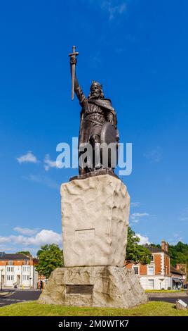 Statue du roi Alfred, un monument emblématique dans le centre-ville de Winchester, Hampshire, lors d'une journée de printemps ensoleillée avec un ciel bleu Banque D'Images