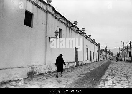 Salta City, Argentine, scènes de rue, boy dessine un portrait de Sarmiento, 1976 Banque D'Images