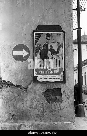 Salta City, Argentine, scènes de rue, boy dessine un portrait de Sarmiento, 1976 Banque D'Images