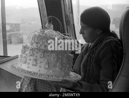 Salta City, Argentine, scènes de rue, bus local, fille avec gâteau va à la fête Banque D'Images