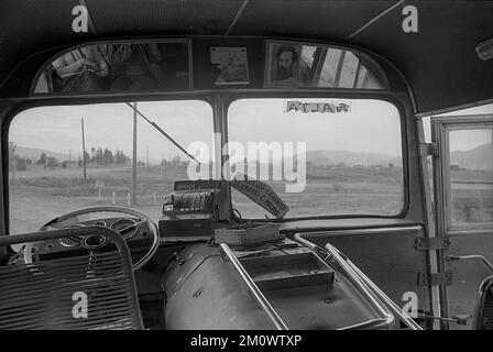 Salta City, Argentine, scènes de rue, bus local, fille avec gâteau va à la fête Banque D'Images