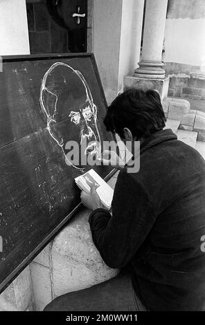 Salta City, Argentine, scènes de rue, boy dessine un portrait de Sarmiento, 1976 Banque D'Images