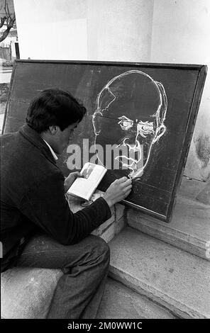 Salta City, Argentine, scènes de rue, boy dessine un portrait de Sarmiento, 1976 Banque D'Images