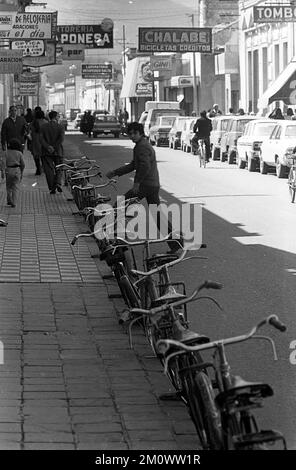 Salta City, Argentine, scènes de rue, boy dessine un portrait de Sarmiento, 1976 Banque D'Images