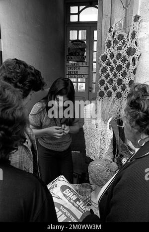 Salta City, Argentine, scènes de rue, boy dessine un portrait de Sarmiento, 1976 Banque D'Images