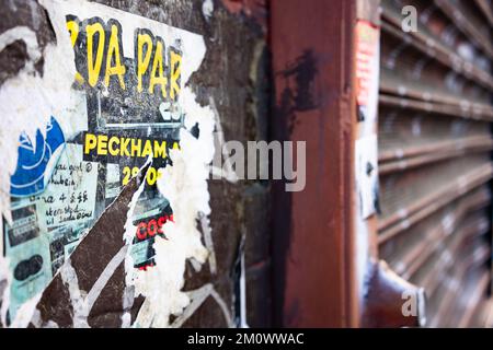 De vieilles affiches sur un mur de Peckam High Street, Londres, Royaume-Uni Banque D'Images