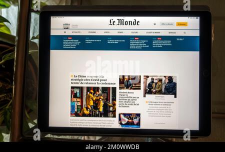 Première page du journal français le monde sur iPad Banque D'Images