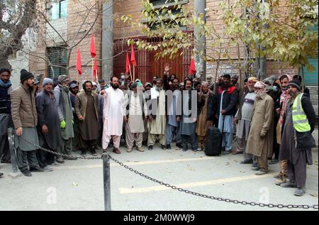 Des membres de toute l'Association des travailleurs municipaux du Baloutchistan protestent contre le non-paiement de leurs salaires, jeudi, au club de presse de Quetta, à 08 décembre 2022. Banque D'Images