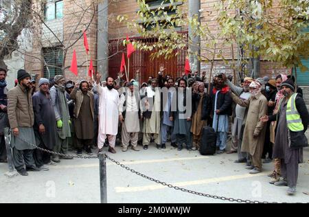 Des membres de toute l'Association des travailleurs municipaux du Baloutchistan protestent contre le non-paiement de leurs salaires, jeudi, au club de presse de Quetta, à 08 décembre 2022. Banque D'Images