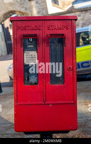 Windsor, Berkshire, Royaume-Uni. 8th décembre 2022. Un distributeur de timbres vintage à l'extérieur du château de Windsor. D'autres grèves du Royal Mail sur la rémunération et les conditions des employés sont prévues pour demain les 9th décembre et les 11th, 14th, 15th, 23rd et 24th décembre. Crédit : Maureen McLean/Alay Live News Banque D'Images