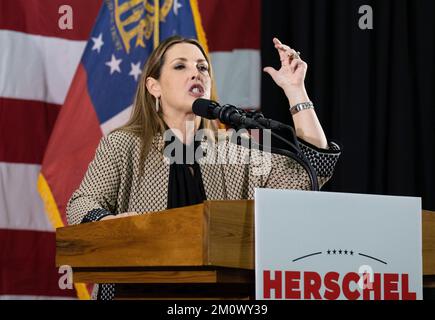 Kennesaw, Géorgie, États-Unis. 5th décembre 2022. RONNA MCDANIEL, présidente du Comité national républicain, accueille la foule des partisans de Herschel Walker lors d'un rassemblement à la veille de l'élection de la Géorgie entre le sénateur sortant Raphael Warnock et Walker. (Image de crédit : © Robin Rayne/ZUMA Press Wire) Banque D'Images