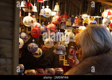 8 décembre 2022. Oxford, Royaume-Uni. Le marché de Noël d'Oxford retourne à Broad Street, et est ouvert jusqu'à 18 décembre. La zone de Broad Street accueille .. stands, où les commerçants offrent des cadeaux inhabituels et faits main et des décorations colorées, et d'autres servent de la nourriture et des boissons chaudes. Les magasins autour des environs ouvrent tard afin d'attraper le commerce de Noël qui pourrait être difficile cette année. La période des fêtes devrait connaître une baisse importante par rapport aux deux années précédentes, lorsque les ventes de commerce électronique ont connu une hausse après la pandémie et les blocages. Bridget Catterall/AlamyLiveNews Banque D'Images