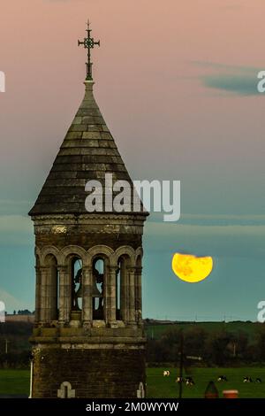 Timoleague, West Cork, Irlande. 8th décembre 2022. La pleine lune s'élève sur l'église de la Nativité de la Sainte Vierge Marie à Timoleague ce soir. Il vient après une journée de températures très froides, avec met Éireann avertissement ce soir pourrait voir des basses de -5C. Crédit : AG News/Alay Live News Banque D'Images