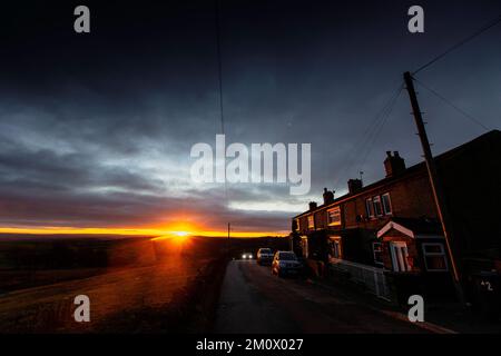 West Yorkshire, Royaume-Uni. 8th décembre 2022. Météo Royaume-Uni. Le soleil se couche sur les collines de Pennine de Calvaire et de la vallée de Calder tandis que la température devrait tomber sous le point de congélation à mesure que le temps hivernal s'empare du Royaume-Uni. Crédit : Windmill Images/Alamy Live News Banque D'Images