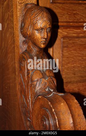 Figure féminine sculptée sur Un chœur Sall, église St Hilary, Wallasey, Wirral, Royaume-Uni Banque D'Images