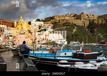 belle île italienne de procida célèbre pour sa marina colorée, ses petites rues étroites et ses nombreuses plages Banque D'Images