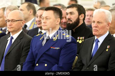 Moscou, Russie. 08th décembre 2022. Le procureur général russe Igor Krasnov, au centre, écoute les propos du président Vladimir Poutine lors d'une cérémonie à la veille de la fête de la Patrie, à la salle Saint-Georges du Palais du Grand Kremlin, à 8 décembre 2022, à Moscou, en Russie. De gauche à droite : premier chef adjoint de l'Administration présidentielle russe Sergei Kiriyenko, Procureur général russe Igor Krasnov, centre droit, Président du Parlement de la République tchétchène Magomed Daudov. Credit: Mikhail Metzel/Kremlin Pool/Alamy Live News Banque D'Images