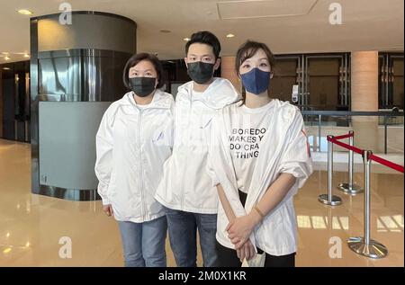 (De gauche à droite) Brenda Cheng, vice-présidente; Ken Chang Kam-yuen, président; Grace Siu, vice-présidente de la Cathay Pacific Flight Attendants Union, a tenu une assemblée générale d'urgence pour décider des mesures à prendre après avoir maintenu ce qu'ils ont insisté, étaient des conditions de travail injustes après que la compagnie aérienne a commencé à renforcer ses services à partir de septembre, lorsque Hong Kong a assoupli ses restrictions de voyage. 06DEC22 SCMP/ Edith Lin Banque D'Images