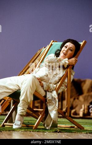 Ann Murray (Xerxes) dans XERXES à l'Opéra National Anglais (ENO), London Coliseum, Londres WC2 10/01/1992 musique: George Frideric Handel texte: Nicolo Minato chef: Ivor Bolton design: David Fielding éclairage: Paul Pyant traducteur et réalisateur original: Nicholas Hytner Banque D'Images