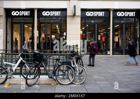 RENDEZ-VOUS au MAGASIN DE SPORT sur la place de la République à Paris, France sur 8 décembre 2022. La marque prêt-à-porter Celio achète la marque Camaïeu pour 1,8 millions d'euros aux enchères. La marque française Camaieu a été liquidée fin septembre, laissant environ 2 100 salariés au chômage. Les représentants des employés de la marque GO SPORT s'inquiètent de l'avenir de la marque, propriété de la financière immobilière bordelaise, ancienne actionnaire de Camaïeu, après le départ de leur directeur général. Photo de Pierrick Villette/ABACAPRESS.COM Banque D'Images