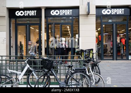 RENDEZ-VOUS au MAGASIN DE SPORT sur la place de la République à Paris, France sur 8 décembre 2022. La marque prêt-à-porter Celio achète la marque Camaïeu pour 1,8 millions d'euros aux enchères. La marque française Camaieu a été liquidée fin septembre, laissant environ 2 100 salariés au chômage. Les représentants des employés de la marque GO SPORT s'inquiètent de l'avenir de la marque, propriété de la financière immobilière bordelaise, ancienne actionnaire de Camaïeu, après le départ de leur directeur général. Photo de Pierrick Villette/ABACAPRESS.COM Banque D'Images