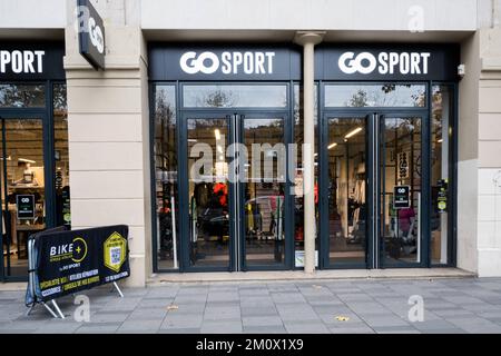 RENDEZ-VOUS au MAGASIN DE SPORT sur la place de la République à Paris, France sur 8 décembre 2022. La marque prêt-à-porter Celio achète la marque Camaïeu pour 1,8 millions d'euros aux enchères. La marque française Camaieu a été liquidée fin septembre, laissant environ 2 100 salariés au chômage. Les représentants des employés de la marque GO SPORT s'inquiètent de l'avenir de la marque, propriété de la financière immobilière bordelaise, ancienne actionnaire de Camaïeu, après le départ de leur directeur général. Photo de Pierrick Villette/ABACAPRESS.COM Banque D'Images