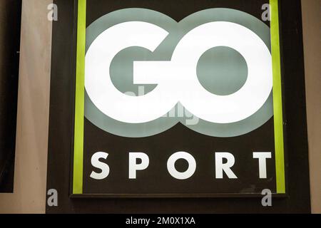 RENDEZ-VOUS AU MAGASIN de SPORT de la Défense à Paris, en France, sur 8 décembre 2022. La marque prêt-à-porter Celio achète la marque Camaïeu pour 1,8 millions d'euros aux enchères. La marque française Camaieu a été liquidée fin septembre, laissant environ 2 100 salariés au chômage. Les représentants des employés de la marque GO SPORT s'inquiètent de l'avenir de la marque, propriété de la financière immobilière bordelaise, ancienne actionnaire de Camaïeu, après le départ de leur directeur général. Photo de Pierrick Villette/ABACAPRESS.COM Banque D'Images
