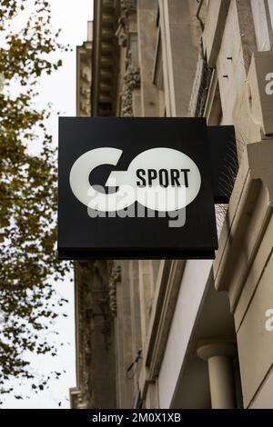 RENDEZ-VOUS au MAGASIN DE SPORT sur la place de la République à Paris, France sur 8 décembre 2022. La marque prêt-à-porter Celio achète la marque Camaïeu pour 1,8 millions d'euros aux enchères. La marque française Camaieu a été liquidée fin septembre, laissant environ 2 100 salariés au chômage. Les représentants des employés de la marque GO SPORT s'inquiètent de l'avenir de la marque, propriété de la financière immobilière bordelaise, ancienne actionnaire de Camaïeu, après le départ de leur directeur général. Photo de Pierrick Villette/ABACAPRESS.COM Banque D'Images