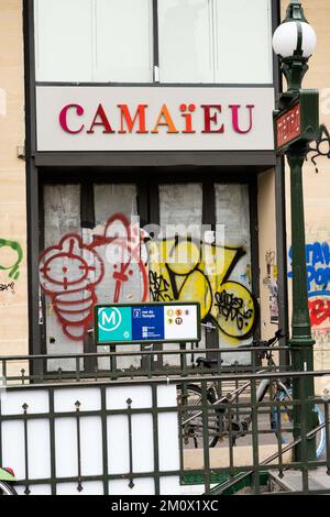Magasin fermé de la marque Camaieu à Paris, France sur 8 décembre 2022. La marque prêt-à-porter Celio achète la marque Camaïeu pour 1,8 millions d'euros aux enchères. La marque française Camaieu a été liquidée fin septembre, laissant environ 2 100 salariés au chômage. Les représentants des employés de la marque GO SPORT s'inquiètent de l'avenir de la marque, propriété de la financière immobilière bordelaise, ancienne actionnaire de Camaïeu, après le départ de leur directeur général. Photo de Pierrick Villette/ABACAPRESS.COM Banque D'Images